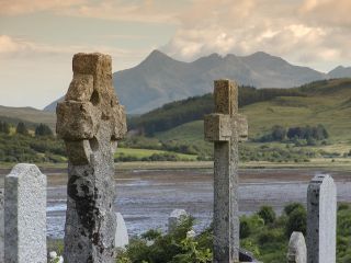 Friedhof von Portree mit Cuillin Mountains