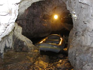 Schlauchboot in Smoo Cave