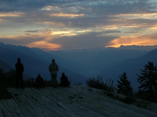 Gruppe beim Sonnenaufgang