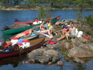 Gruppe bei der Mittagspause auf kleiner Insel