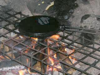 Waffeln backen auf dem Lagerfeuer