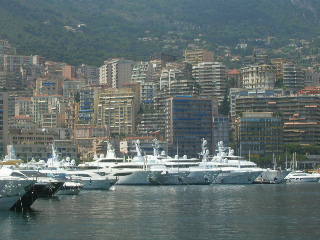 Jachten und Hochhuser in Monaco