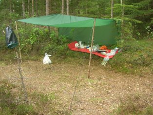 Mit Tarp berdachter Platz nach Frhstck