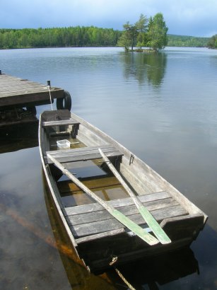 Altes Ruderboot beim Hantverkshuset