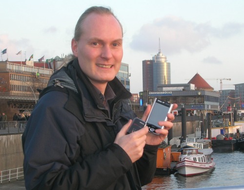 Marcus Venzke mit seinen Vermessungswerkzeugen: Pocket PC und GPS-Mouse